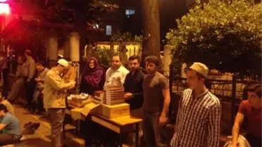 Ak Partili Gençler Berat Gecesi'ni İkramlarla Kutladı