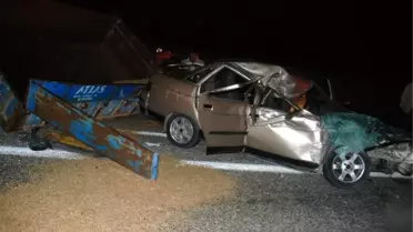 Otomobil, Buğday Yüklü Traktöre Çarptı: 1 Ölü, 3 Yaralı
