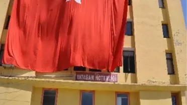 Yatağan'da Belediye Binasına Dev Bayrak