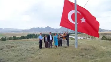 Dev Türk Bayrağı Göndere Çekildi