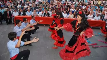 Romanlardan Bol Eğlenceli Dernek Açılışı