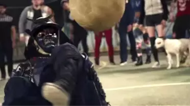 Samuray Savaşçısı Brezilya Sokaklarında Futbol Şov Yaptı