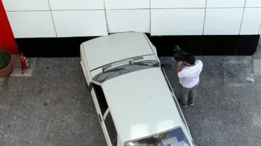 Kontrolden Çıkan Otomobil Refüjdeki Kadınlara Çarptı
