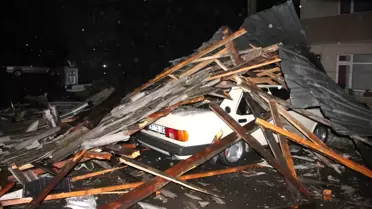 Zonguldak'ta Fırtına Çatıları Uçurdu, Ağaçları Devirdi