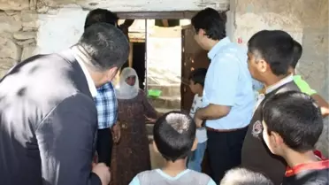 Kaymakam Esnafa Kandil Simidi Dağıttı