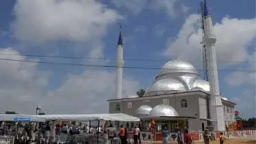 Tatil İçin Geldi, Cami Yaptırdı