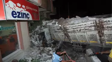 Balataları Alev Alan Kamyon, Dükkana Çarparak Durabildi