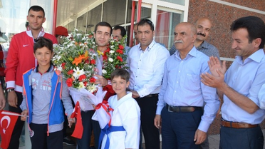 Dünya Üçüncüsükarateciye Coşkulu Karşılama
