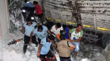 Freni Patlayan TIR İşyerine Girdi