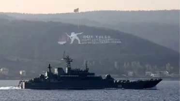 Rus Donanması'na Ait İki Gemi, Çanakkale Boğazı'ndan Geçti