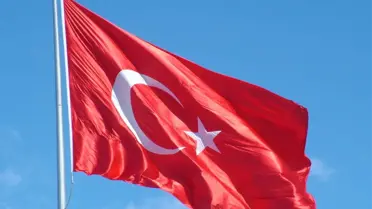 Yeniden//polis Türk Bayrağı'nı İndiren Şüpheliyi Bacağından Vurdu