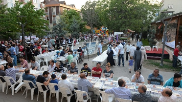 Bağcılar'da Vatandaşlar 'Gönül Sofraları'Nda İftar Açtı