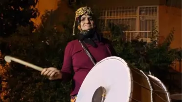 İzmir'de Ramazan Davulcusu Ayşe Teyze Tokmağı Eline Aldı