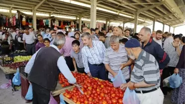 Başkan Tahmazoğlu, Semt Pazarı Esnafını ve Aileleri Ziyaret Etti
