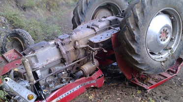 Kütahya Simav'da Traktör Devrildi: 3 Yaralı