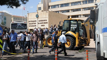 Diyarbakır'da Belediye Önündeki Gerginlik