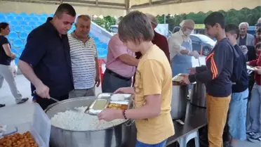 Her Gün 500 Kişi Aynı Sofrada Oruç Açıyor