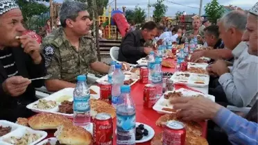 Türk Subayları Kosovalılarla Birlikte Orucunu Açtı