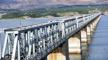 Karakaya'da 2 Bin 30 Metrelik Köprüde Görsel Şölen