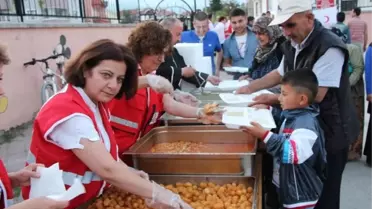 Başkan Yılmaz Kızılay İftarında 3 Bin Kişiyle Yemek Yedi