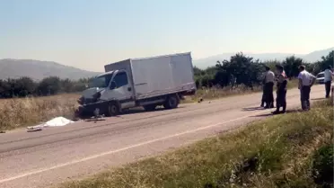 Kamyonet Traktöre Çarptı: 1 Ölü, 1 Yaralı