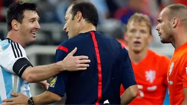 Sneijder ile Kuyt, Cüneyt Çakır ve Messi'nin Sohbetini İzledi