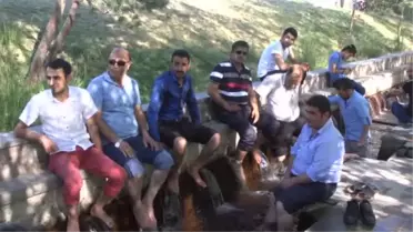 Sıcaktan bunalanlar, Ekşisu Mesireliği'nde serinliyor -