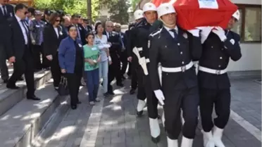 Uşak'ta Trafik Kazasında Ölen Polis Memurunun Cenazesı Toprağa Verildi