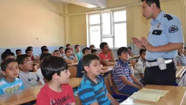 Hem Kur'an Hem de Trafik Kurallarını Öğreniyorlar