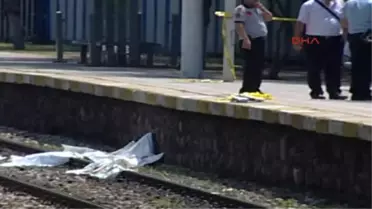Bebek Arabasındaki Oğluyla Trene Binmek İsterken Trenin Hareket Etmesi Sonucu Peron ile Tren...