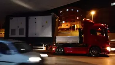 Tır Dorsesindeki Prefabrik Trafo Köprüye Takıldı