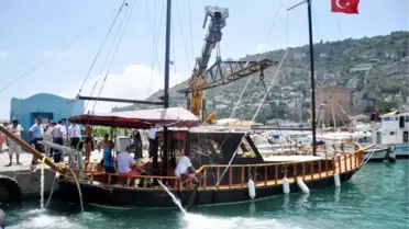 Tur Teknesi Batma Tehlikesi Geçirdi