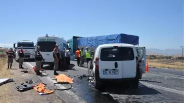 Gaziantep'te Minibüs ile Hafif Ticari Araç Çarpıştı: 2 Ölü, 8 Yaralı
