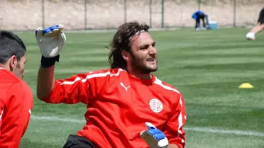 Hakan Arıkan Kayserispor'la Sözleşme İmzaladı