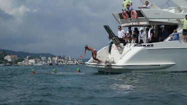 Eski Olimpiyat Şampiyonu İstanbul Boğazı'nda Yüzdü