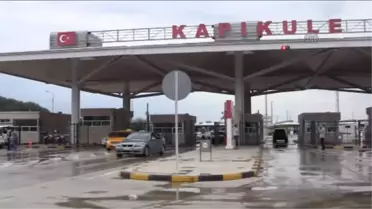 Gurbetçiler, bayram tatili için sınır kapısından giriş yapıyor -