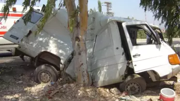 Lastiği Patlayan Minibüs Önce Tankere, Sonra Ağaca Çarparak Durabildi