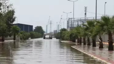 İskenderun'da Şiddetli Yağış Hayatı Felç Etti