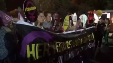 Kırmızı Elbiseli Tahta Bacaklı Kadın Cinayetleri Protestosu
