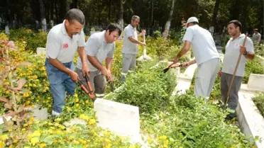 Adana'da Mezarlıklar Bayram Ziyaretleri İçin Hazırlanıyor