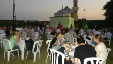 Edirne'de 6 Asırlık Türbede İftar Programı Yapıldı