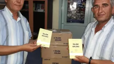 İlk Emekli Aylığıyla Köylüye İlmihal Kitabı Dağıttı