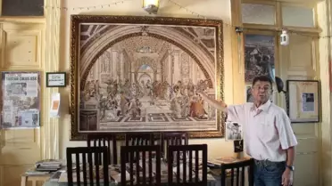 Taşları Boya Gibi Kullanıp Resim Yapıyor