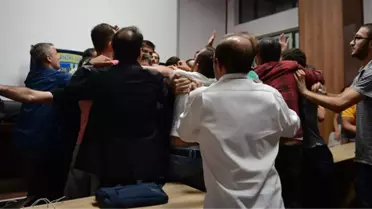 Gürcü Gazeteciler, Türklere Kamera ve Tripotlarla Saldırdı