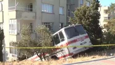 Balkonda Uyuyan Kardeşlerin Üzerine Otobüs Düştü: 2 Yaralı