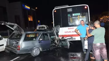 Karşıyaka'da Otomobil, Otobüse Çarptı: 1'i Ağır 3 Yaralı