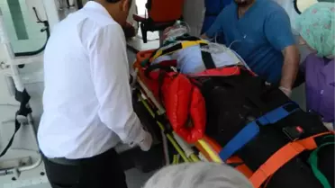 Otomobil Aydınlatma Direğine Çarptı: 4 Yaralı