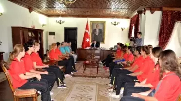 Bolulu Bayan Voleybolculardan Vali'ye Ziyaret