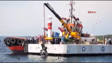 Çanakkale'de Otomobiliyle Denize Uçan Sürücü Kurtarıldı