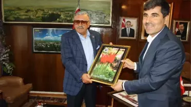 Eski Vekilden Başkan Asya'ya Ziyaret